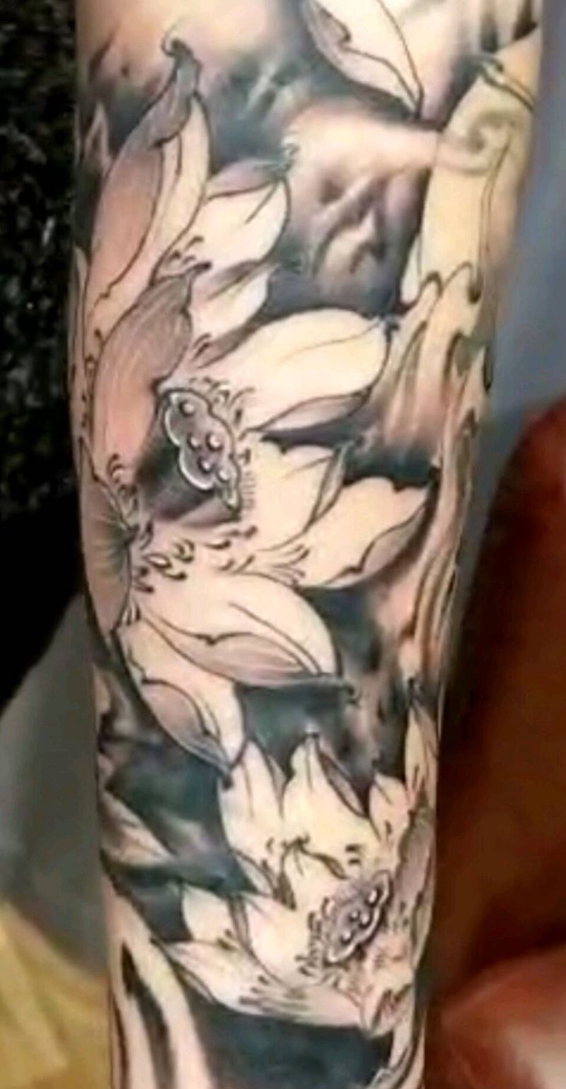 荷花小臂拼接纹身图片