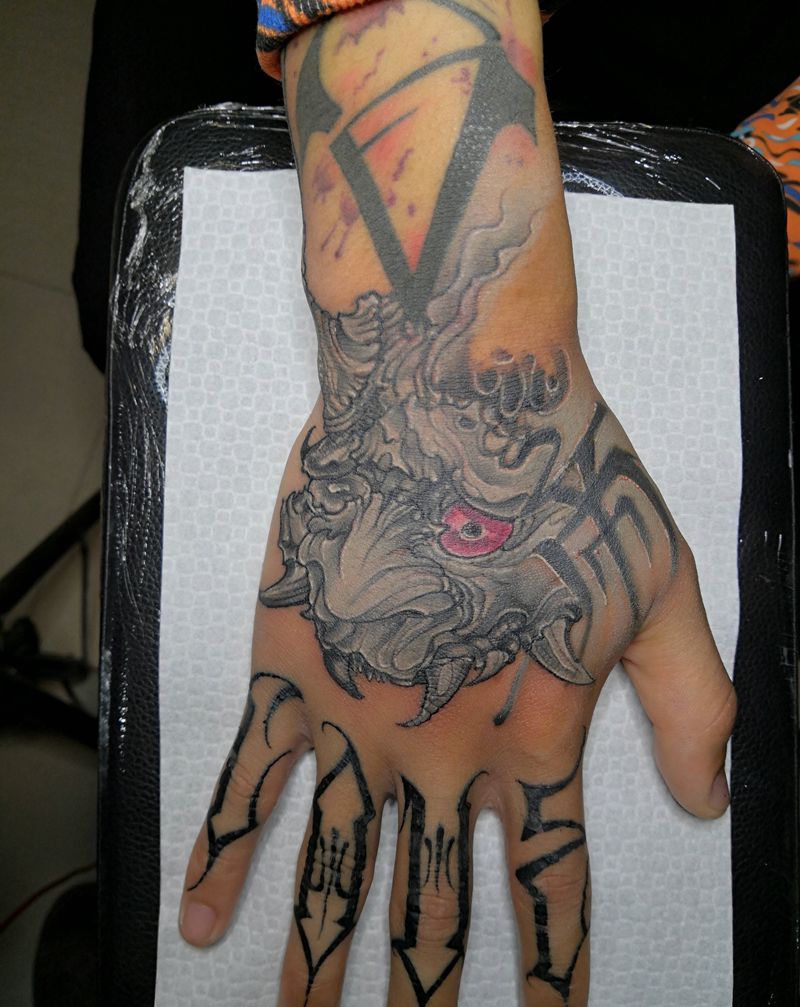 般若纹身图片_手部新传统纹身图案