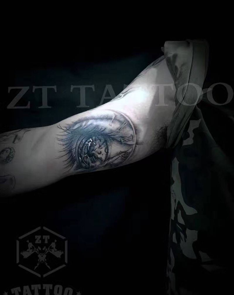 大臂时钟眼纹身图片_成品手臂欧美写实人物静物素描大臂纹身图案