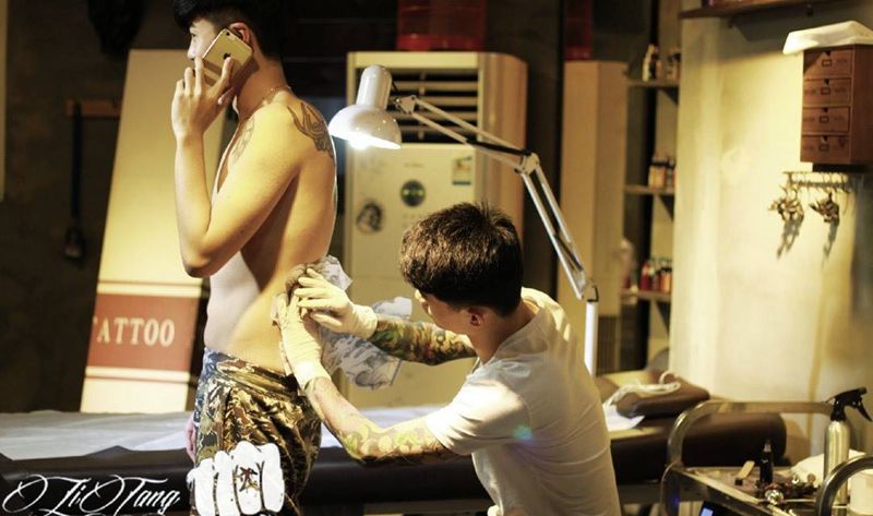 快来看小鲜肉的屁股纹身图片_背部臀部腰部传统欧美纹身图案