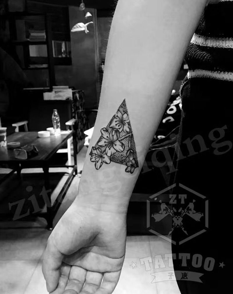 清新点刺纹身图片_成品手臂清新几何植物纹身图案