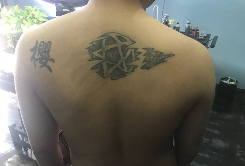 后背文字遮盖纹身图片