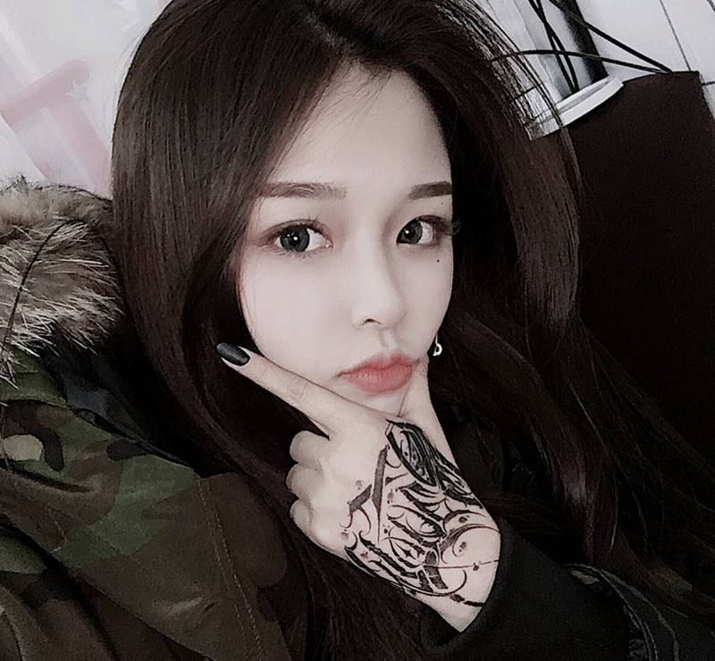 手背遮盖纹身图片_手部花体字纹身图案