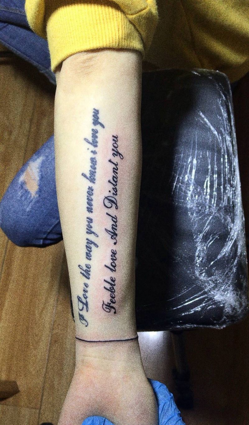 小图一排字母一根线纹身图片