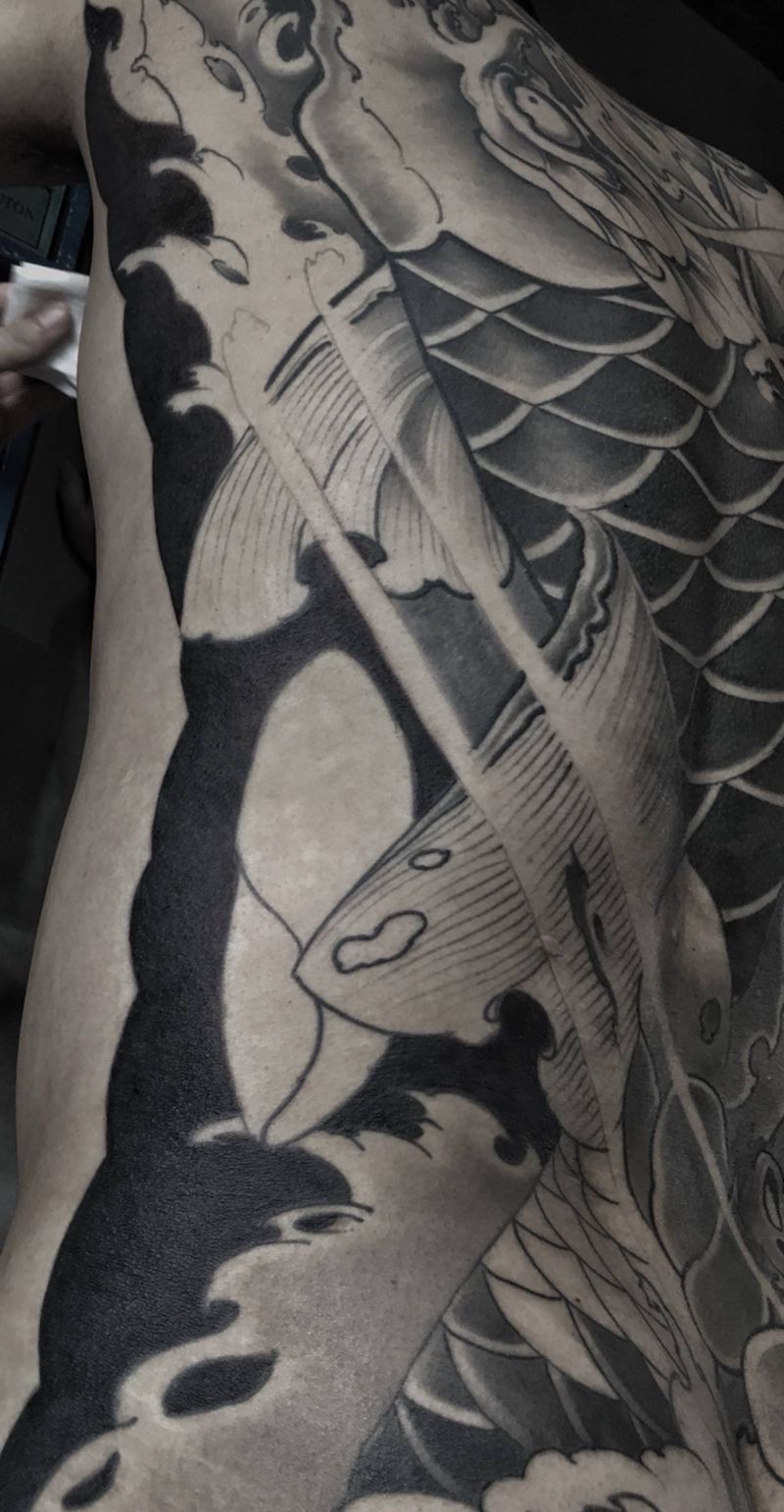 整背黑白锦鲤 未完纹身图片