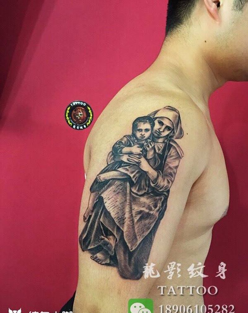 抱孩子的修女纹身图片