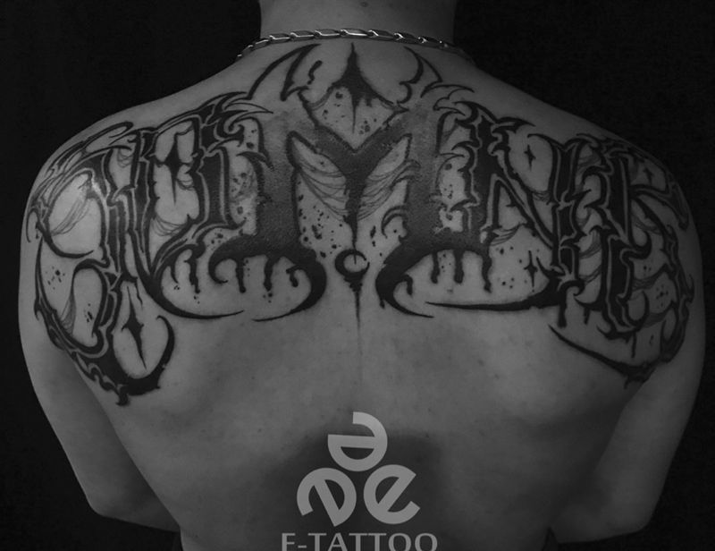 后肩花体字纹身图片