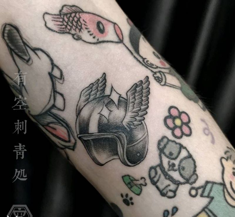 小头盔纹身图片_手臂点刺纹身图案