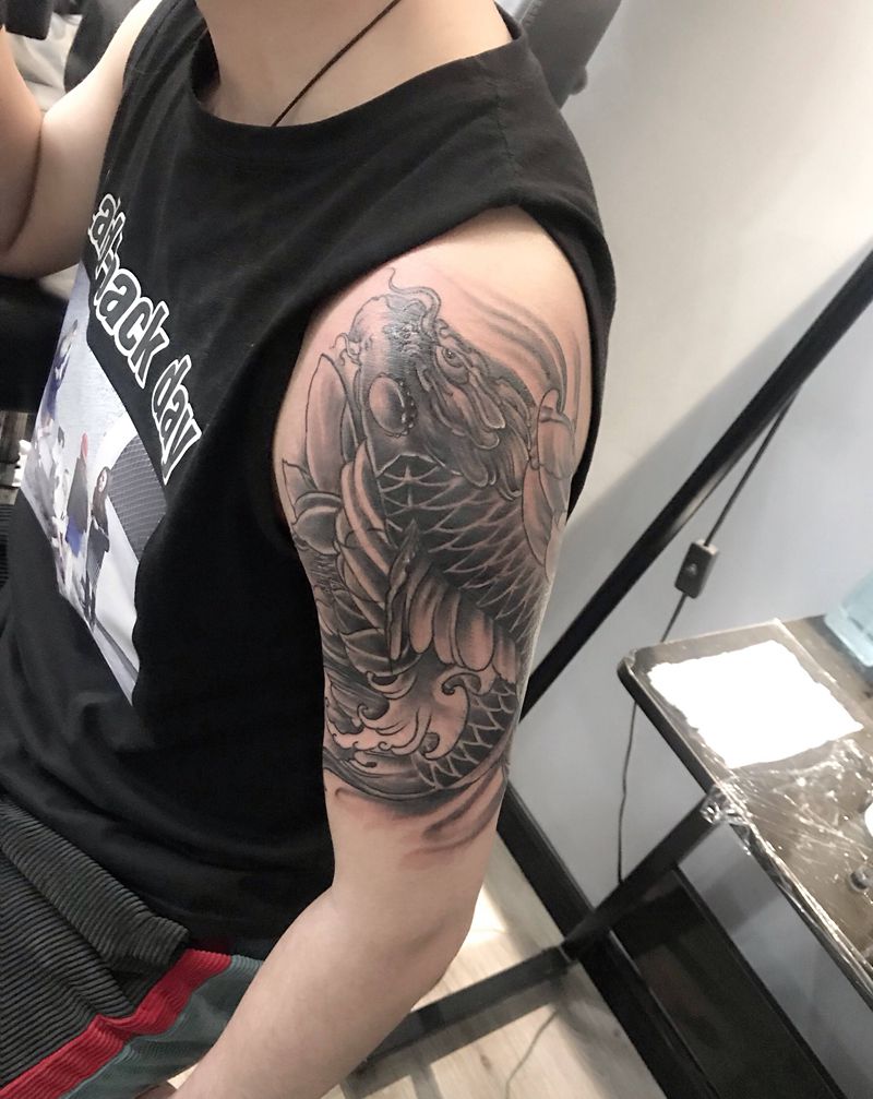 大臂锦鲤纹身图片_手臂新传统纹身图案