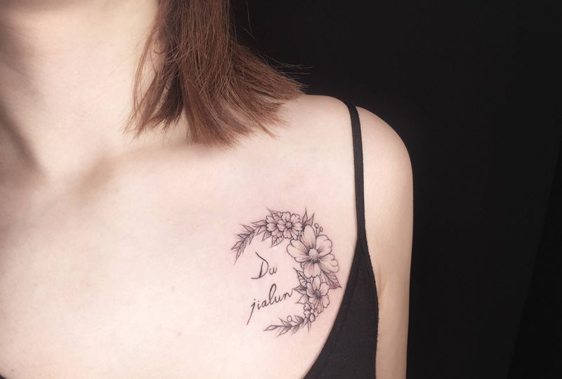 素花纹身图片_胸部几何纹身图案