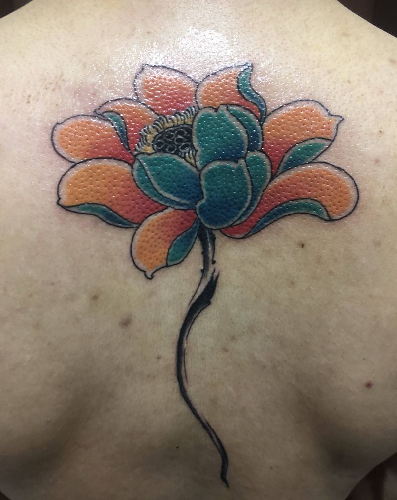 莲纹身图片_背部老传统莲花纹身图案