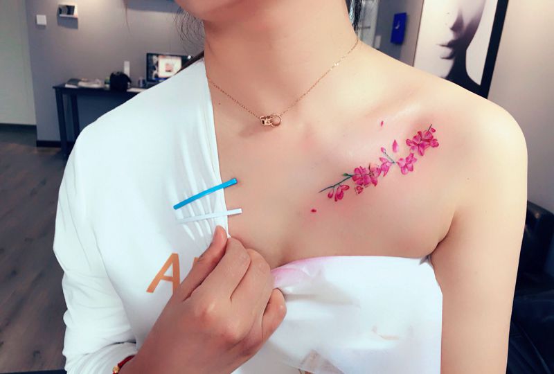 锁骨清新小图纹身图片_胸部水彩纹身图案