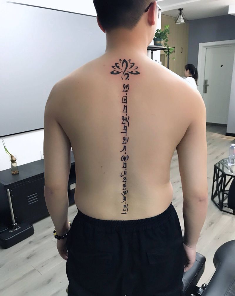 脊椎藏文纹身图片_背部图腾纹身图案