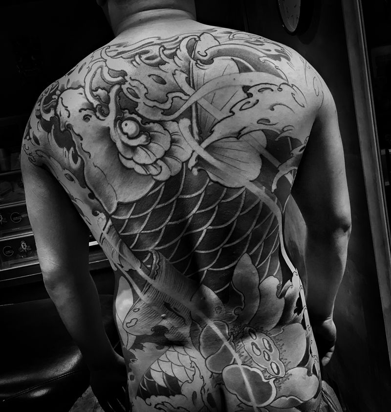 满背锦鲤纹身图片_背部新传统纹身图案