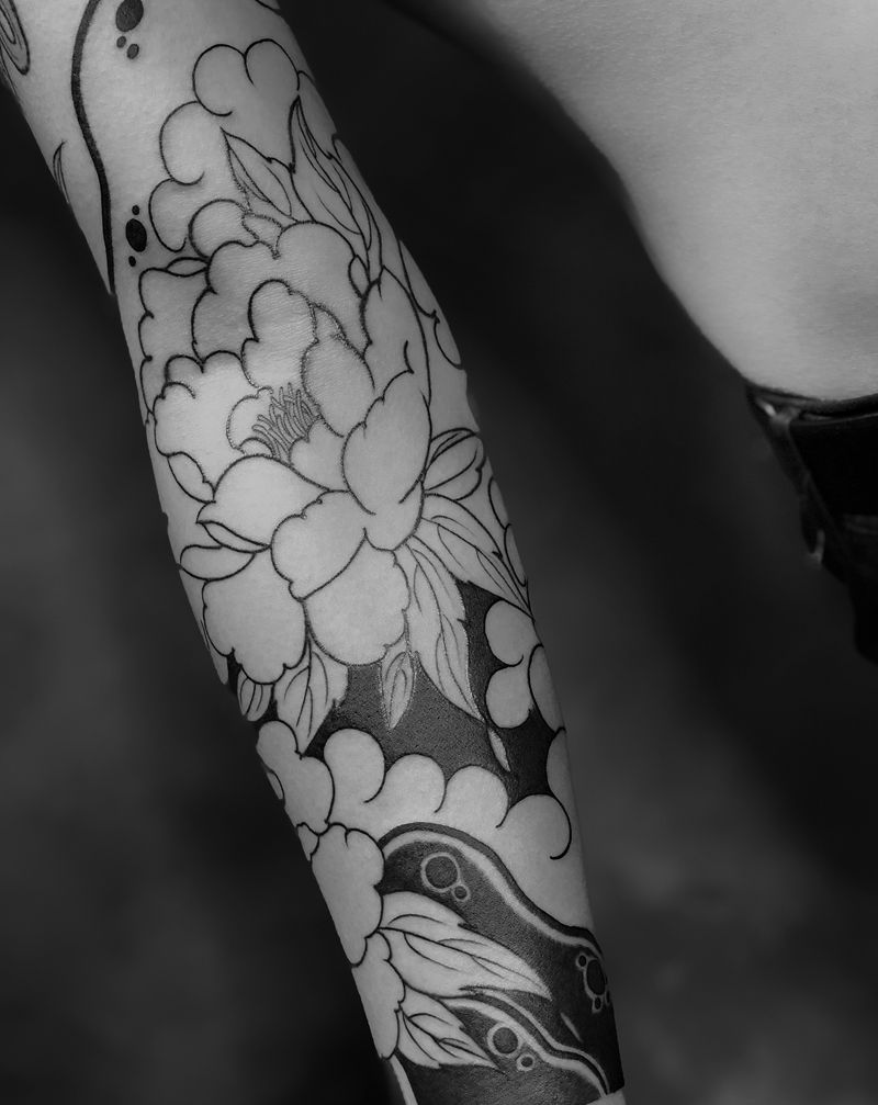 花臂牡丹纹身图片_手臂老传统纹身图案