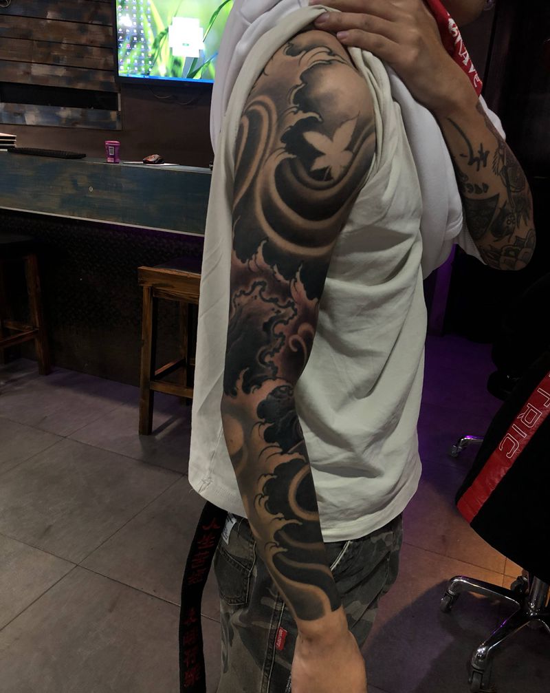 浪臂纹身图片_臀部新传统纹身图案