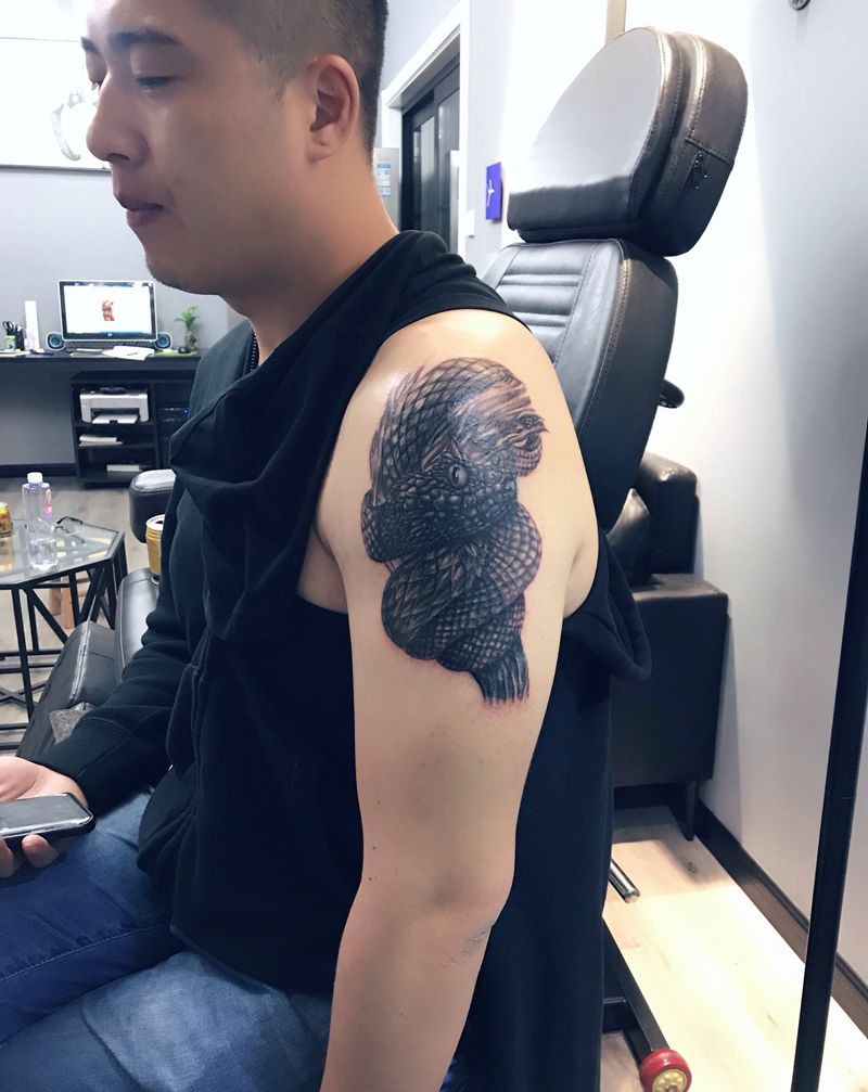蟒纹身图片_手臂欧美写实纹身图案