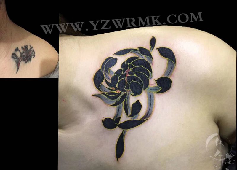 黑菊花遮盖纹身图片_肩部纹身图案