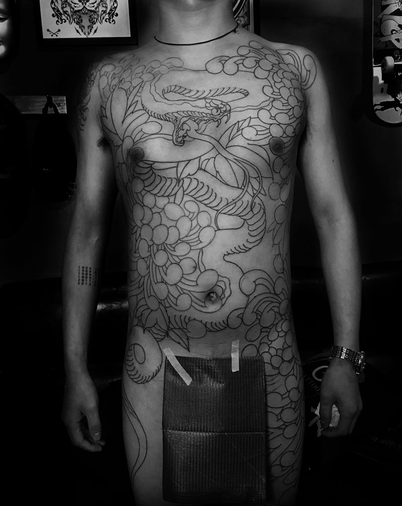 菊花蛇未完纹身图片_胸部腹部新传统纹身图案