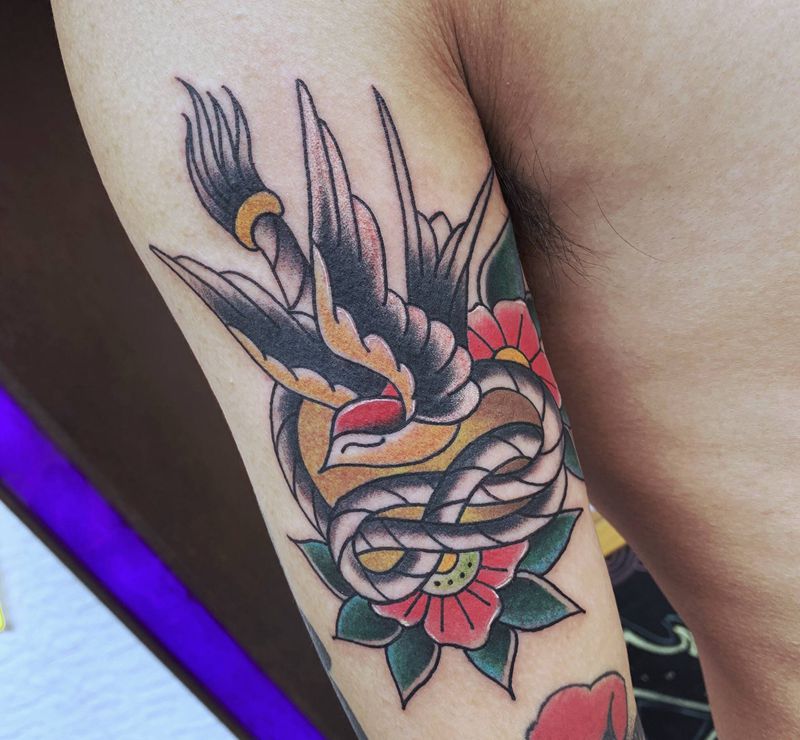 燕纹身图片_手臂Old School纹身图案