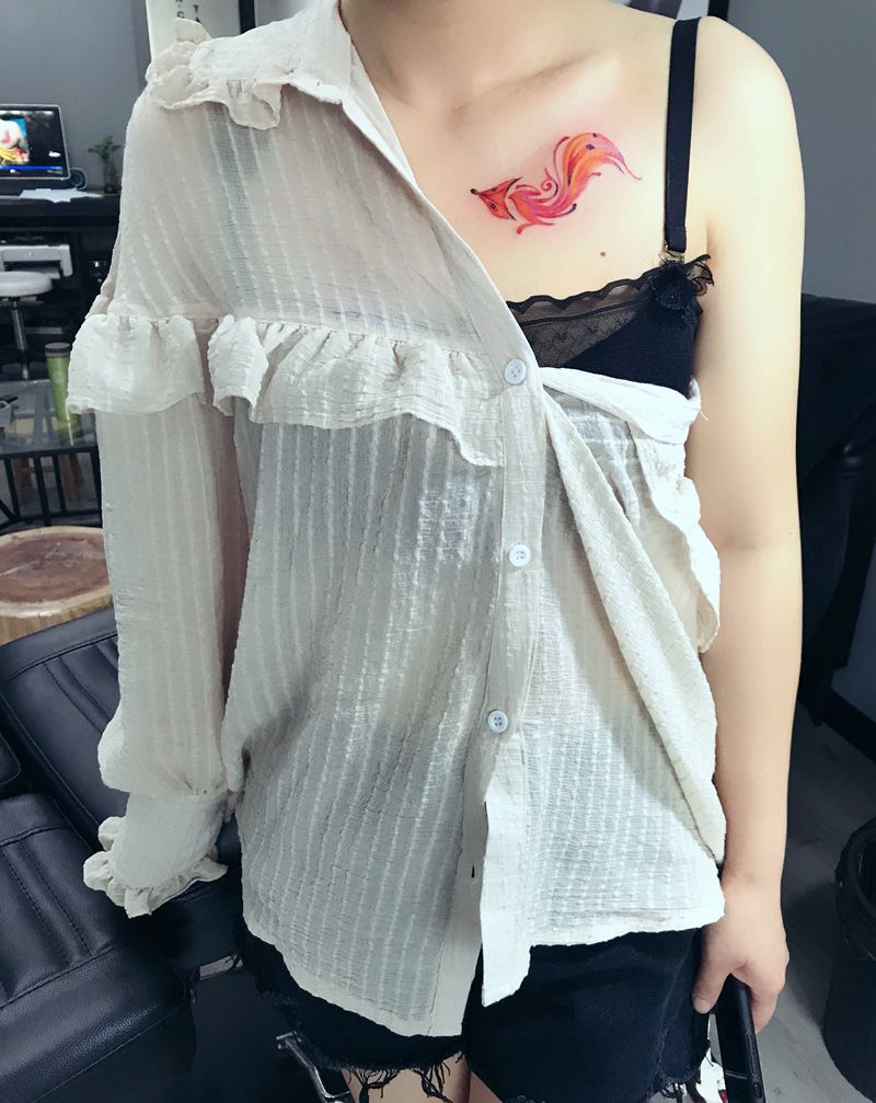 狐狸纹身图片_胸部水彩纹身图案