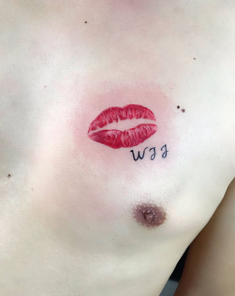 烈焰红唇纹身图片_胸部小图纹身图案