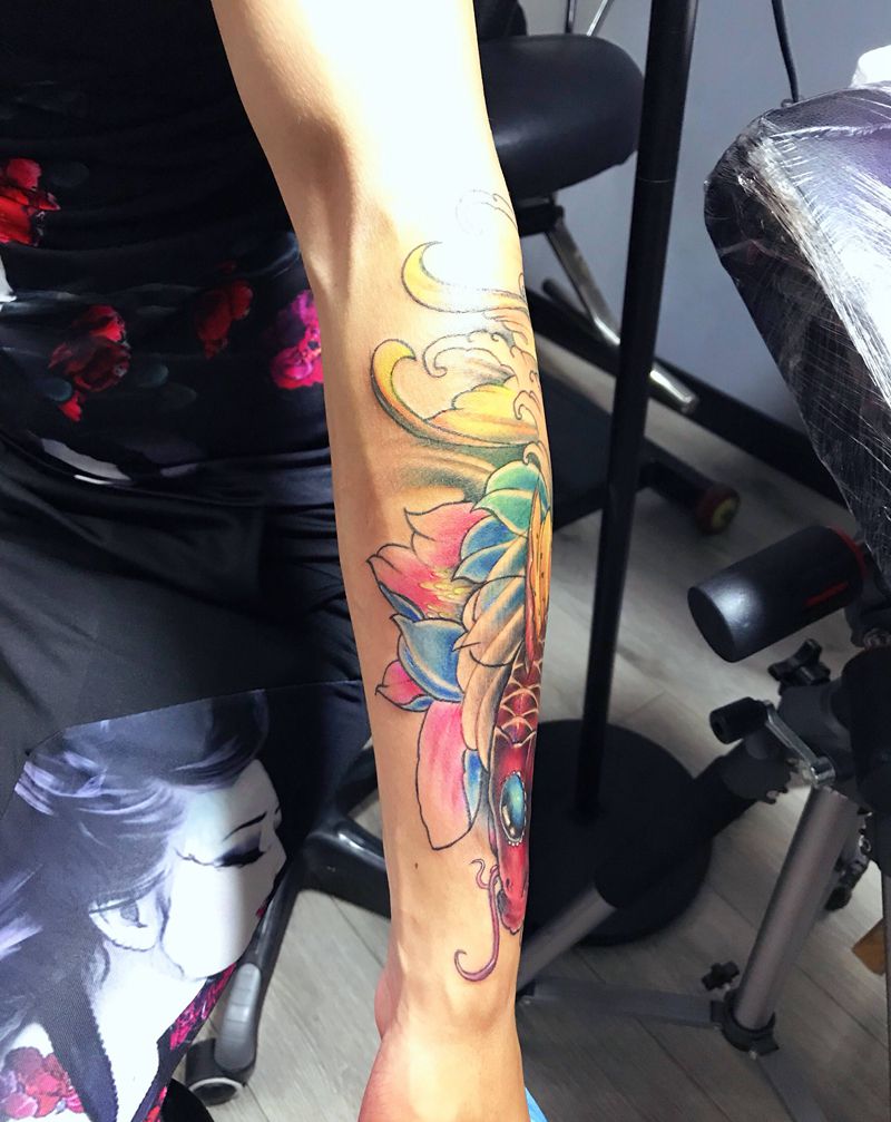 小臂外侧锦鲤纹身图片_手臂新传统纹身图案