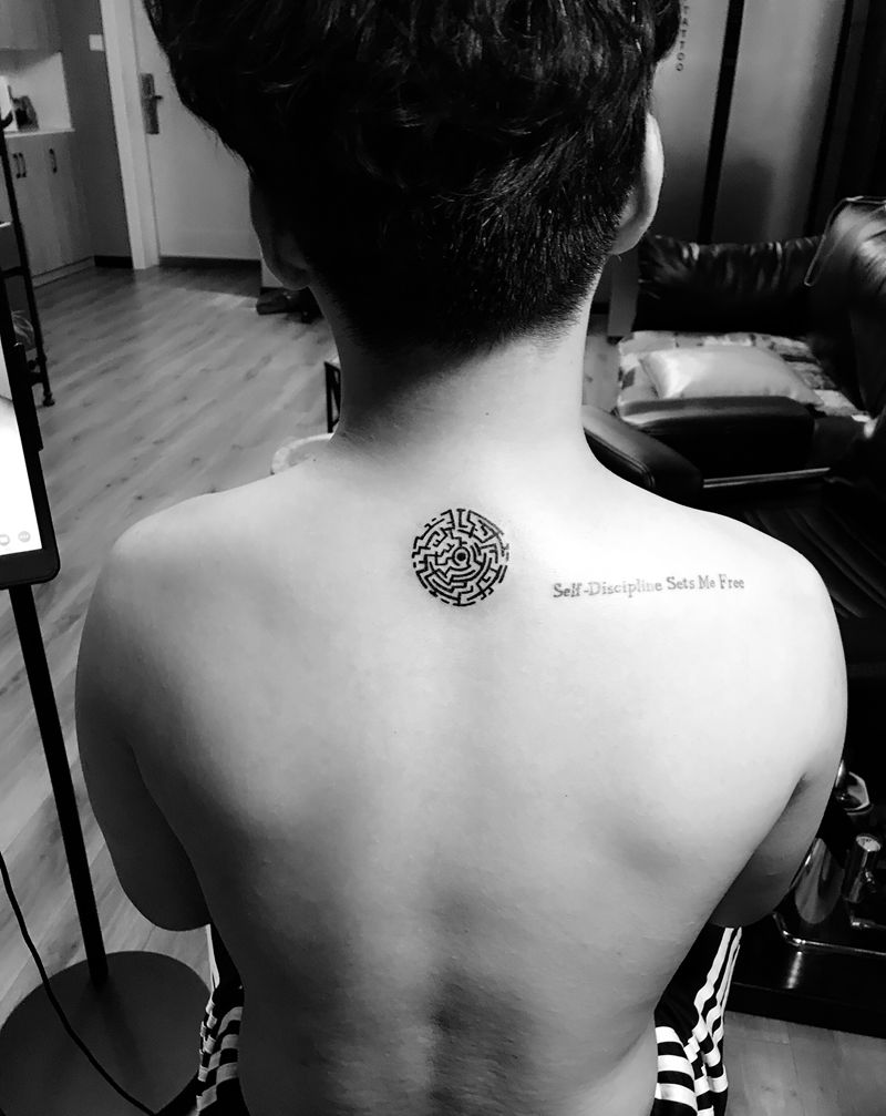 迷宫纹身图片_颈部小图纹身图案