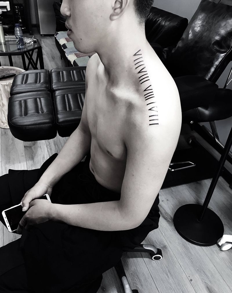 罗马数字纹身图片_颈部花体字纹身图案