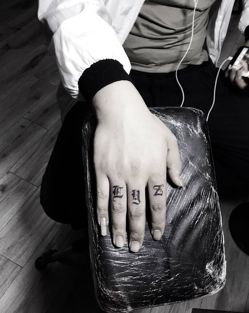 字体纹身图片_手部花体字纹身图案