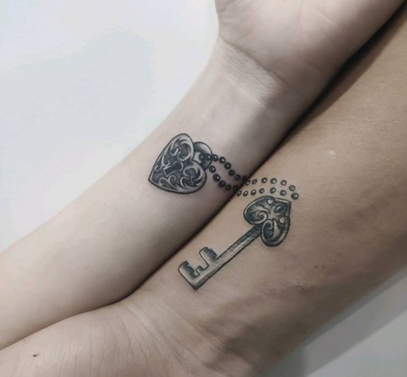 打开你的心纹身图片_手臂点刺纹身图案