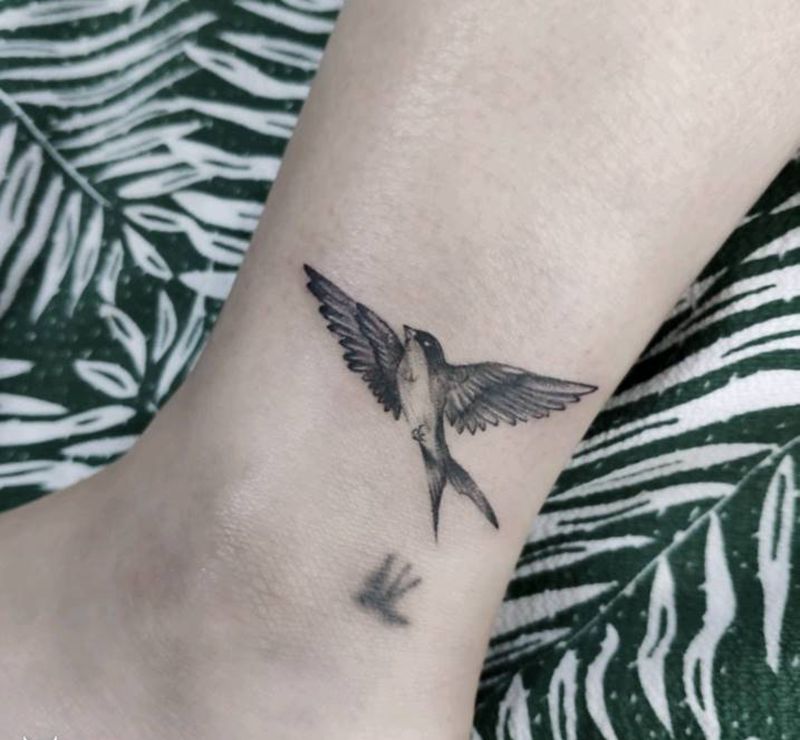 燕纹身图片_腿部脚部欧美写实纹身图案