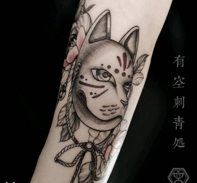 稻荷神面具纹身图片_手臂点刺纹身图案