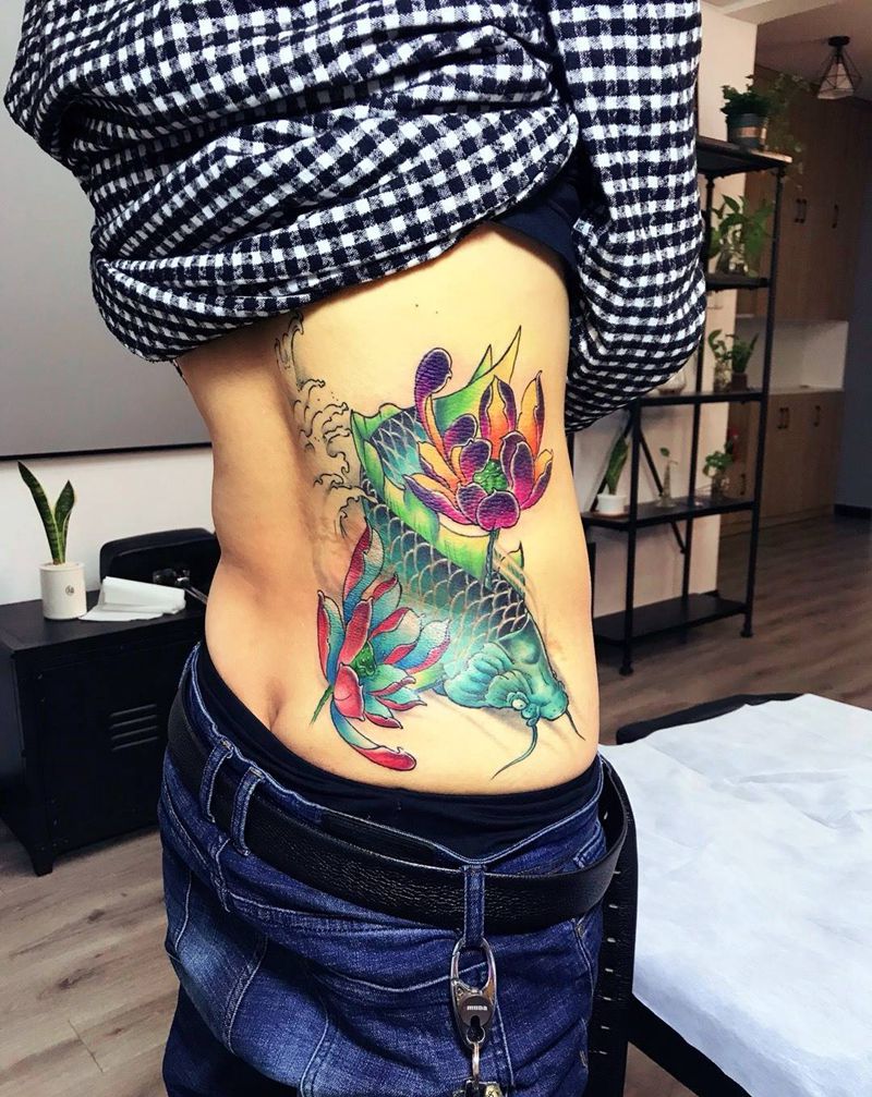 侧腰锦鲤纹身图片