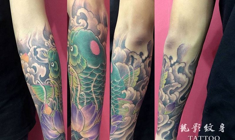 锦鲤荷花小包臂纹身图片