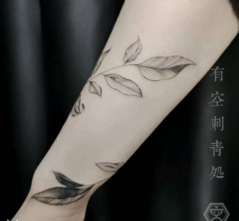 叶子遮盖纹身图片_手臂点刺纹身图案