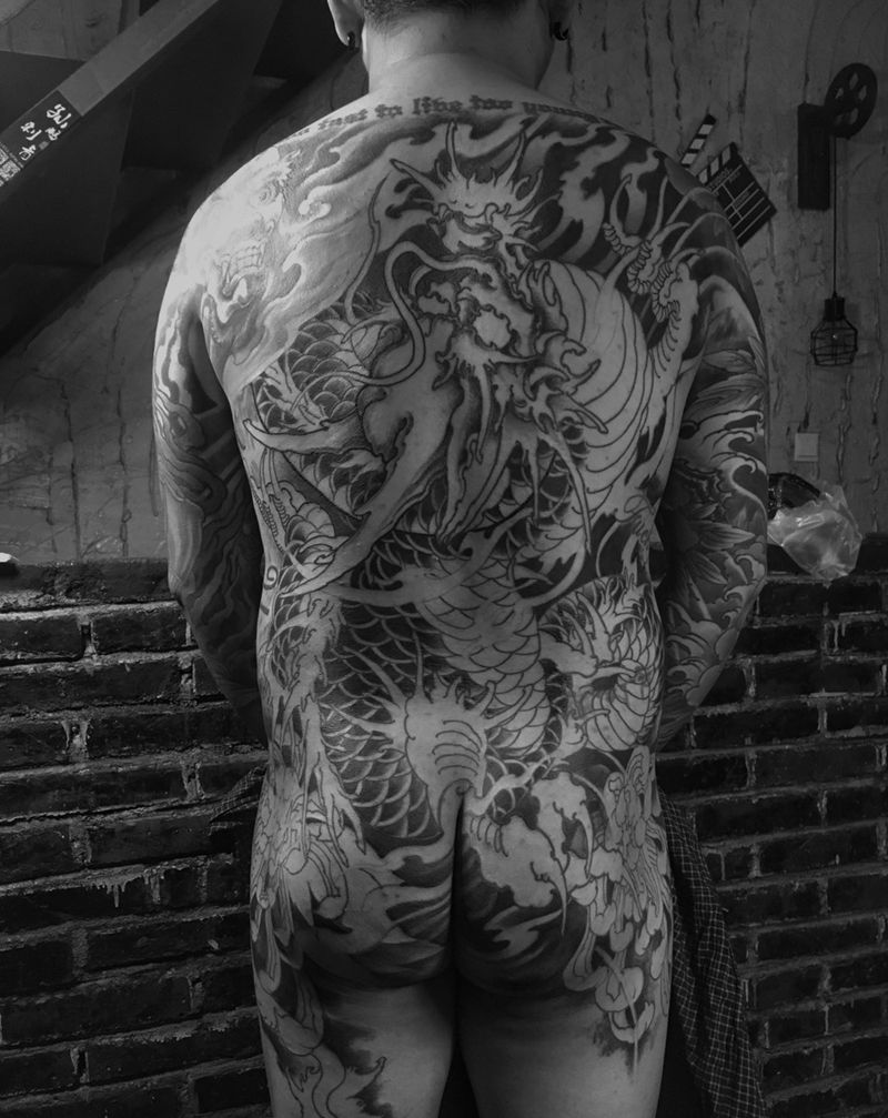 未完龙背纹身图片