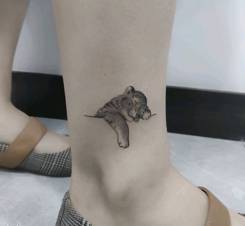 小老虎纹身图片_腿部点刺纹身图案