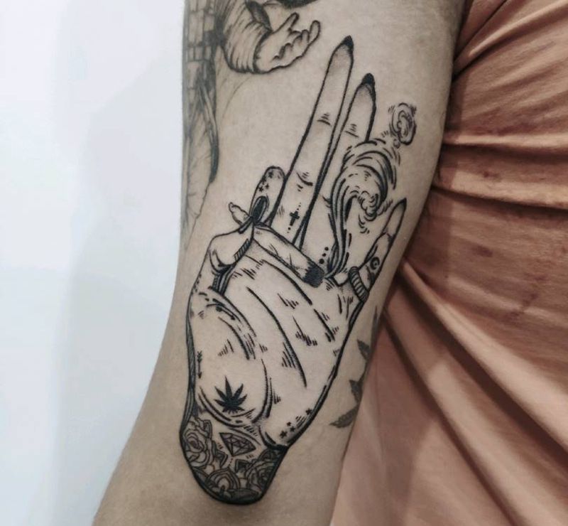 起飞之手纹身图片_手臂点刺纹身图案