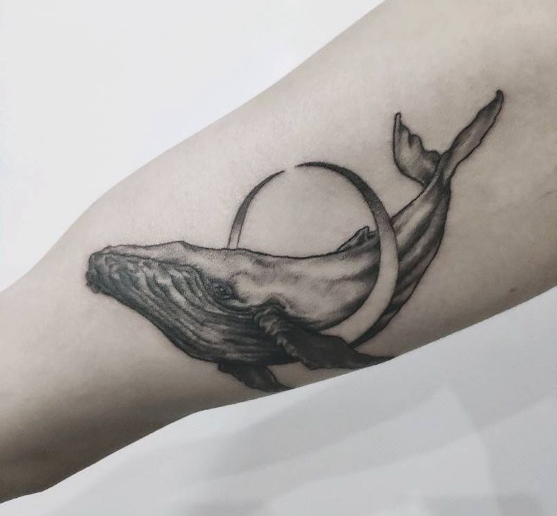 鲸纹身图片_手臂点刺纹身图案