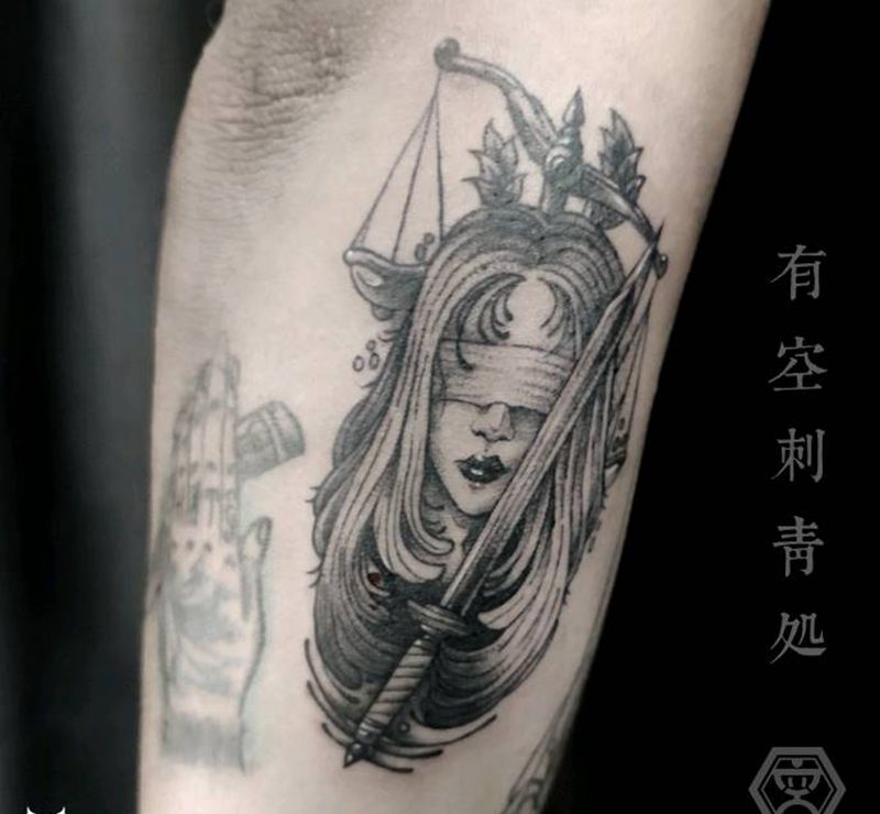 正义女神纹身图片_手臂点刺纹身图案