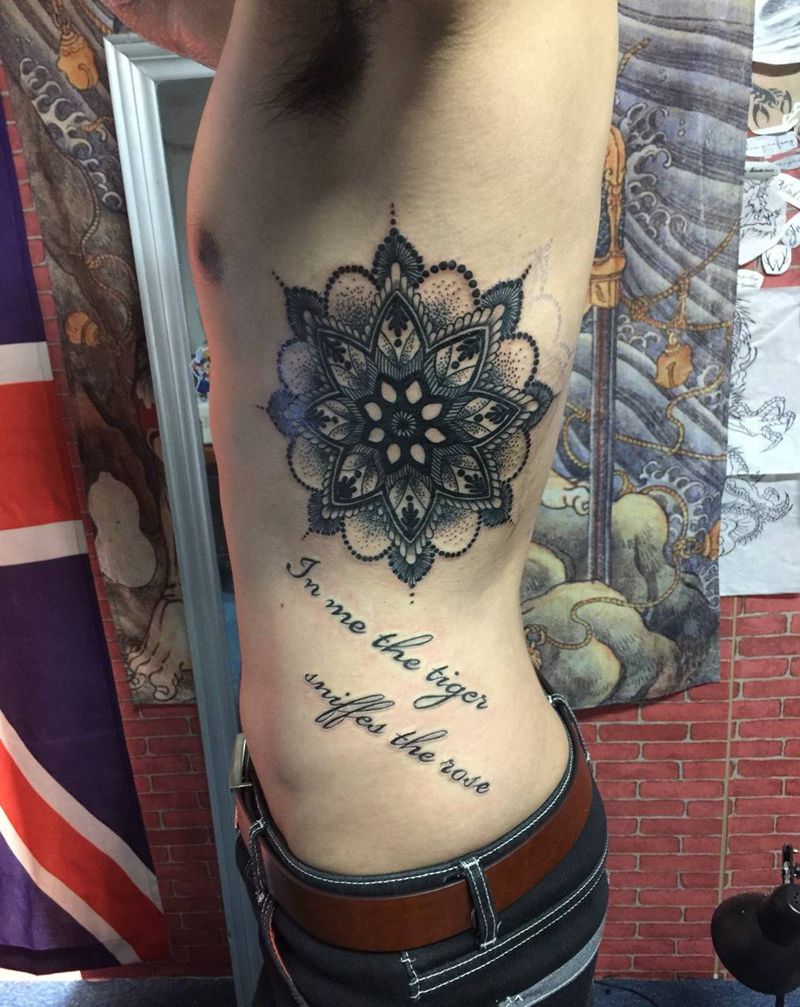 曼陀罗花。纹身图片_腰部腹部欧美英文成品纹身图案