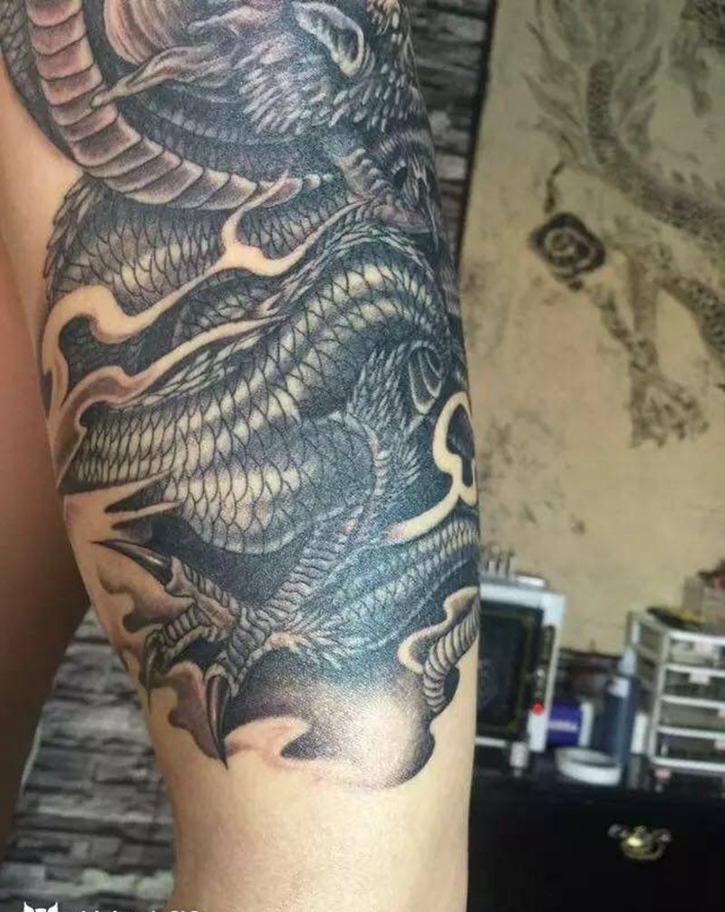 龙包大臂外侧纹身图片