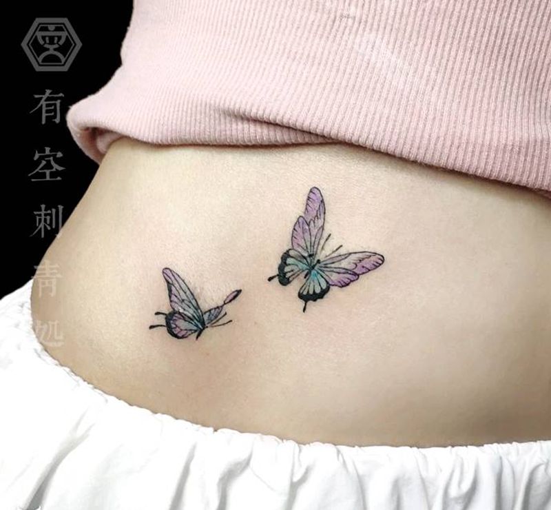 蝴蝶遮盖纹身图片_腹部水彩纹身图案