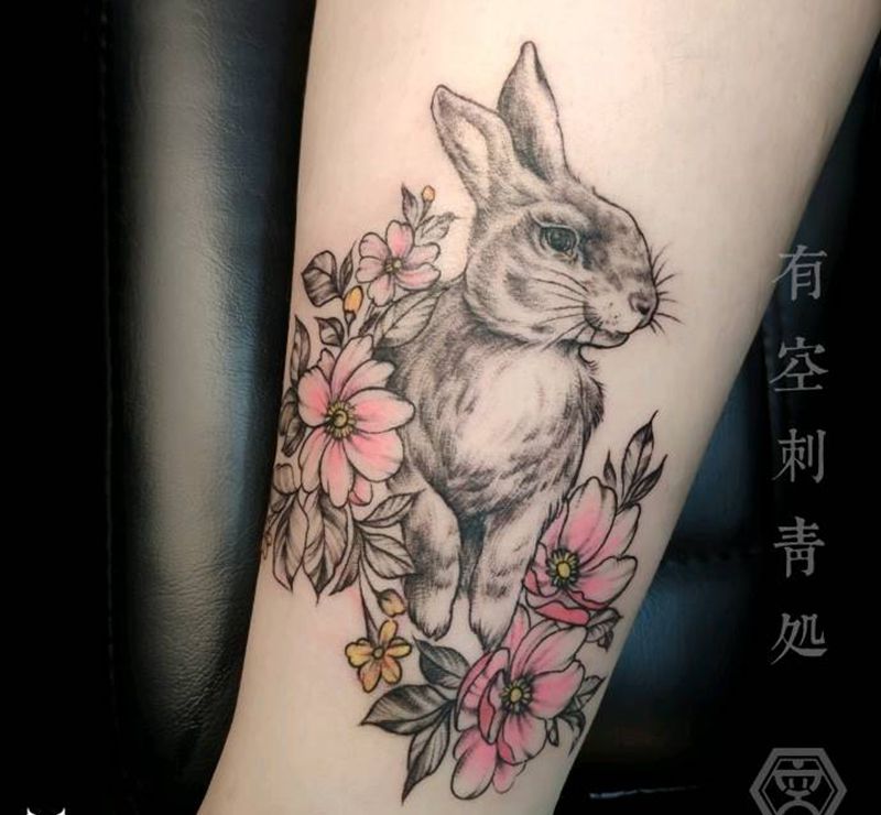 兔兔纹身图片_腿部点刺纹身图案
