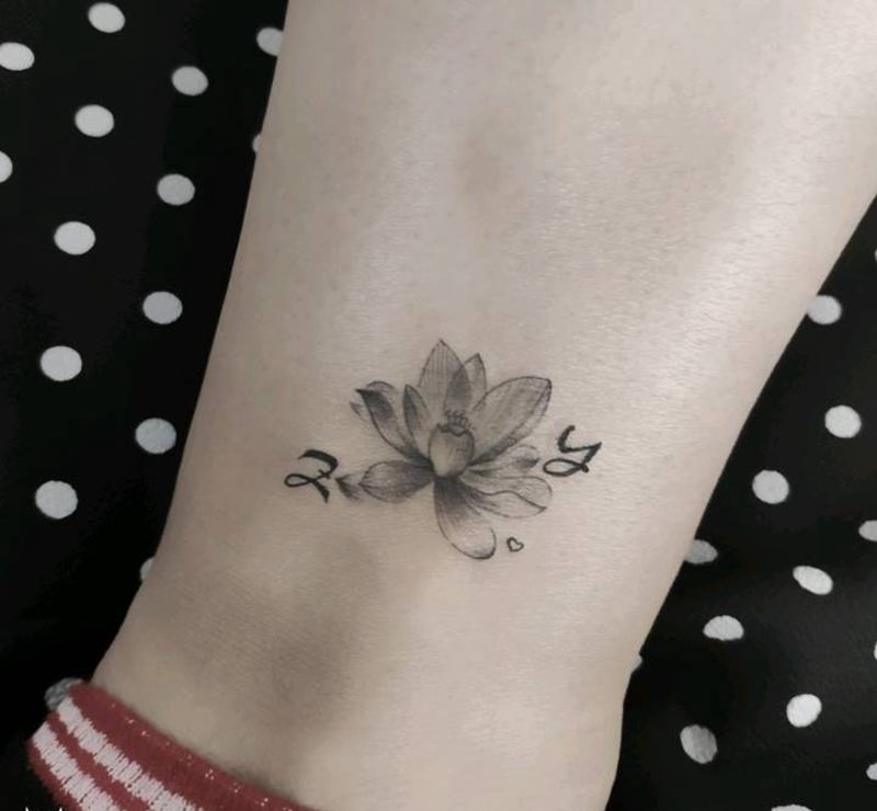 莲花纹身图片_点刺纹身图案