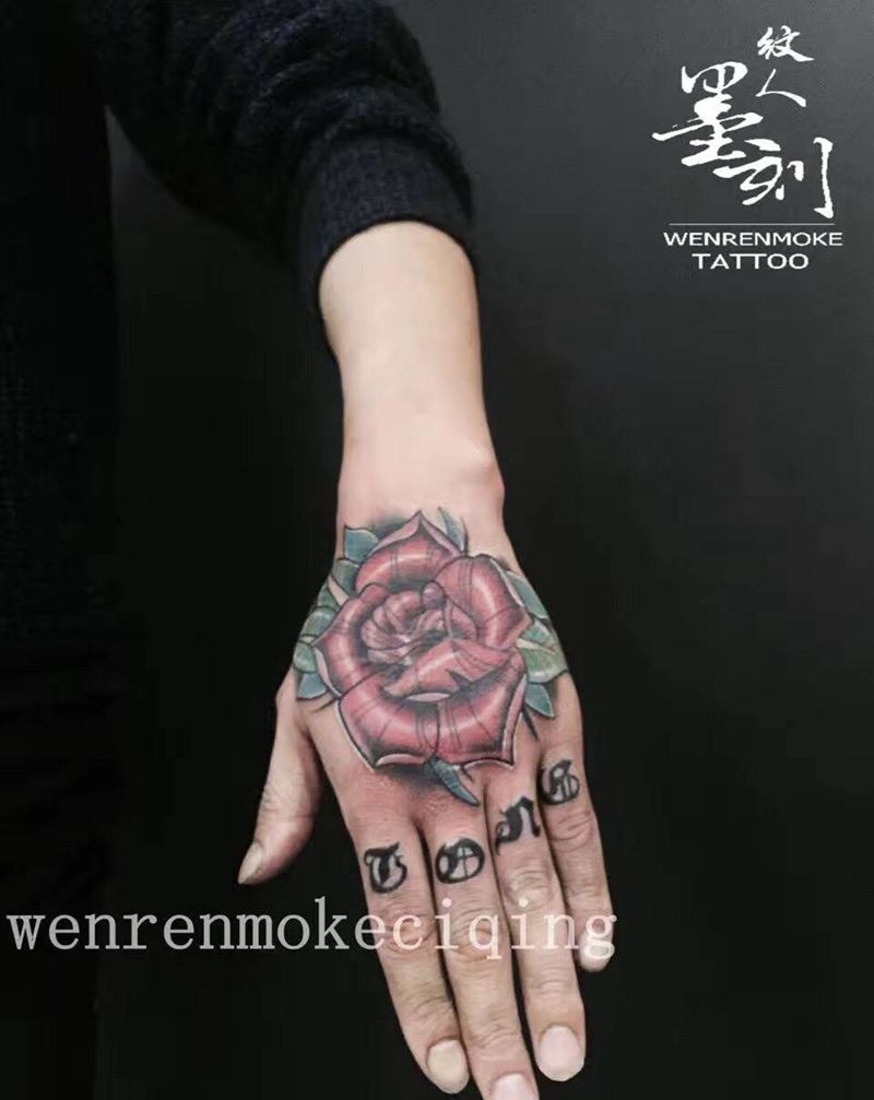 手背欧美花纹身图片