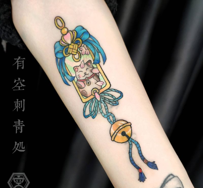 招财御守遮盖纹身图片_手臂New School纹身图案