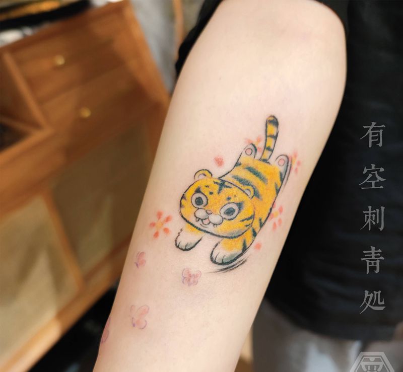 饿虎扑蝶纹身图片_手臂水彩纹身图案