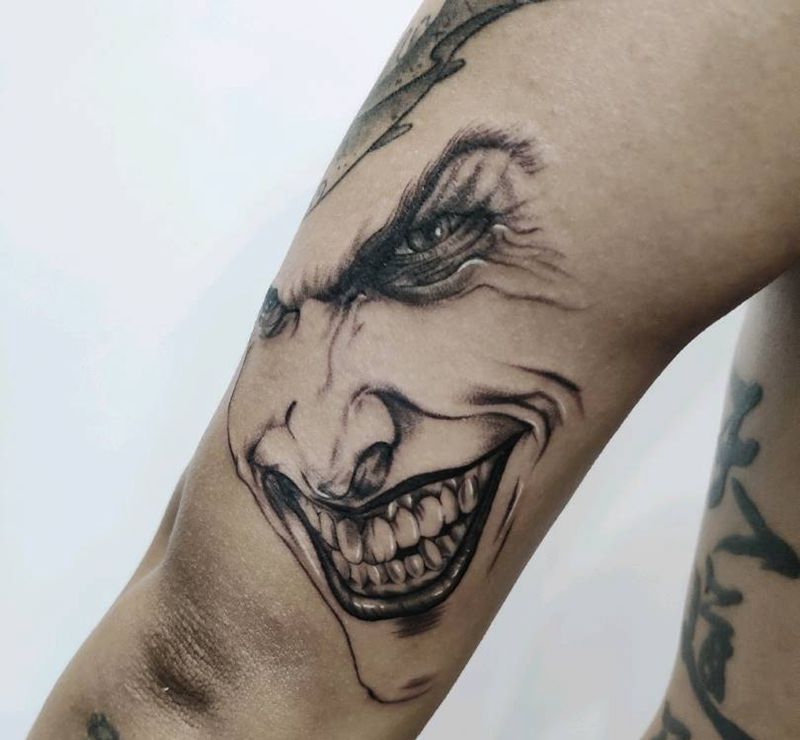 笑嘻嘻纹身图片_手臂欧美写实纹身图案